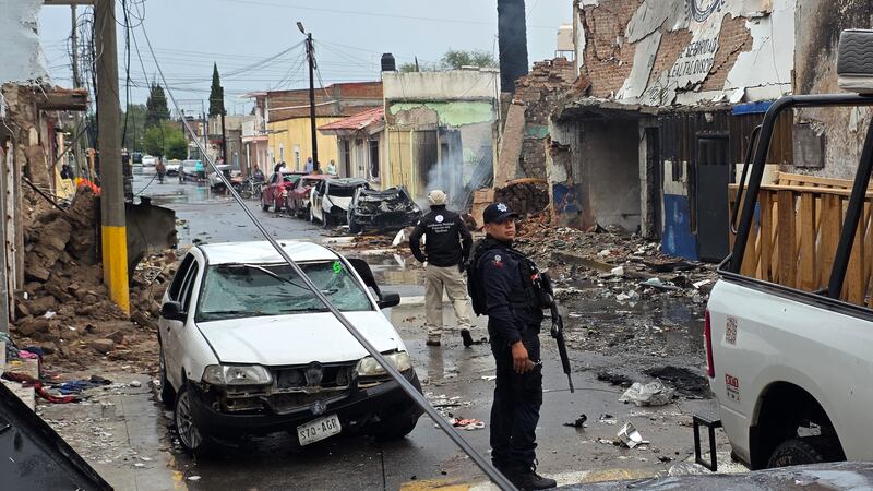 Agentes de policía se encuentran frente a una comisaría municipal dañada tras la explosión de...
