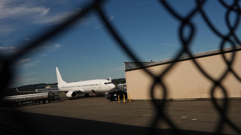 Un vuelo del Servicio de Inmigración y Control de Aduanas en el Aeropuerto Internacional del...
