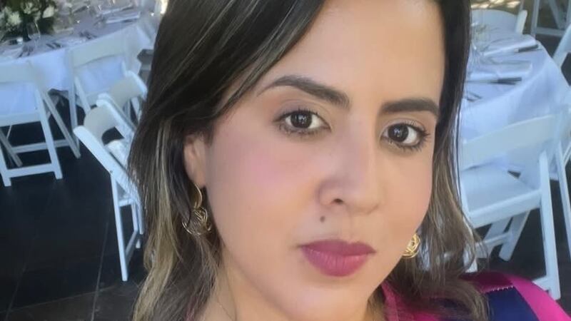 Reportera de Nashville detenida por agentes de ICE fuera de un gimnasio.