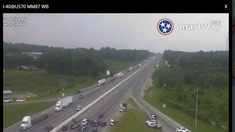 Fuerte presencia policial cierra por completo la I-40 cerca a Jackson