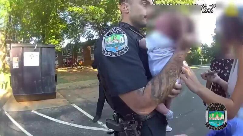 Oficiales de Knoxville salvan a un bebé inconsciente