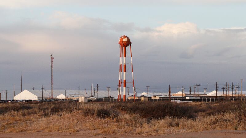 Una serie de tiendas de campaña reforzadas en el centro de detención de inmigrantes Camp East...