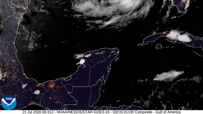 En esta imagen por satélite de la Oficina Nacional de Administración Oceánica y Atmosférica...