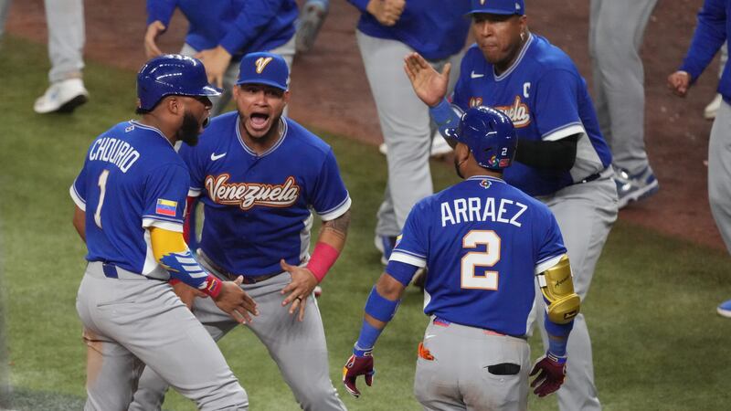 Jackson Chourio (1), de Venezuela, celebra después de anotar carrera durante la sáptima...