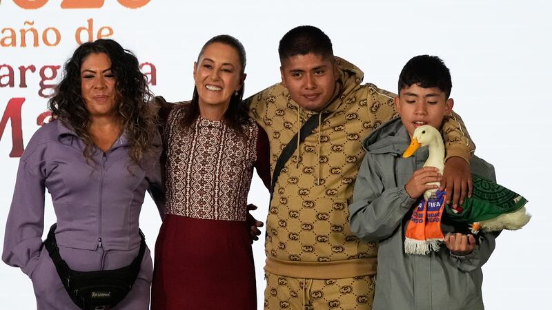 La presidenta mexicana Claudia Sheinbaum posa con el Pato Merlín, junto con su dueña Carla...