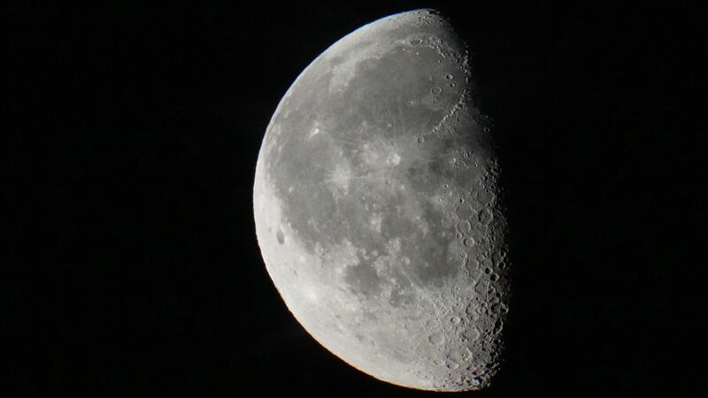 La Luna en cuarto menguante se observa en el cielo nocturno sobre Tallin, la capital de...