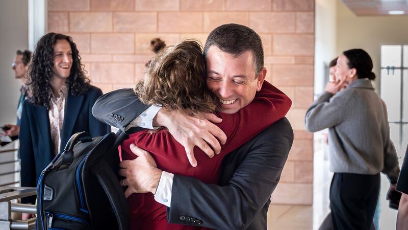 El litigante civil David Ackerman abraza a la fiscal estatal de Nuevo México, Linda Singer,...