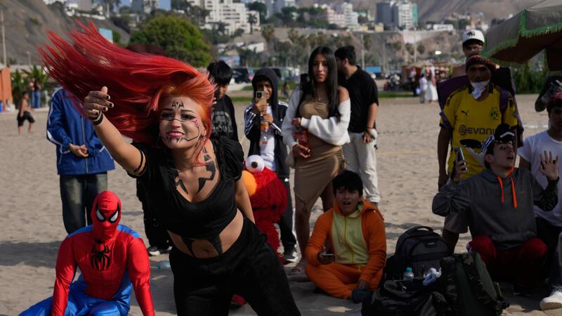 Un participante conocida como "Cíclope" compite en una batalla de "farmear aura" en la playa...