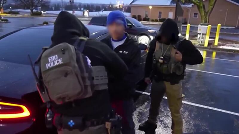 Notan cambio en la estrategia de ICE: pasaron de las megarredadas con gran número de agentes...