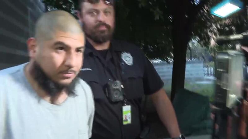 Un hispano de 30 años, identificado como Gerardo Fabían Hernández, fue arrestado con cargos de...
