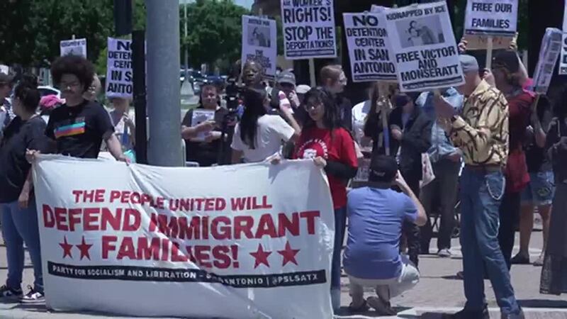 Activistas y miembros de la comunidad en San Antonio, Texas, salieron a protestar el domingo...
