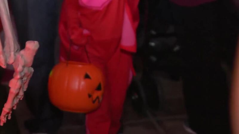 Niña dice que prefiere no salir a buscar dulces la noche de Halloween por temor a que...